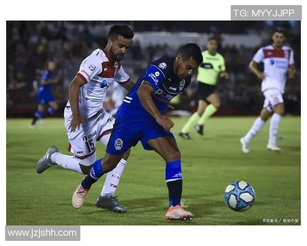 图库曼竞技迎战班菲尔德争夺联赛关键三分的激烈对决 图库曼竞技迎战班菲尔德争夺联赛关键三分的激烈对决