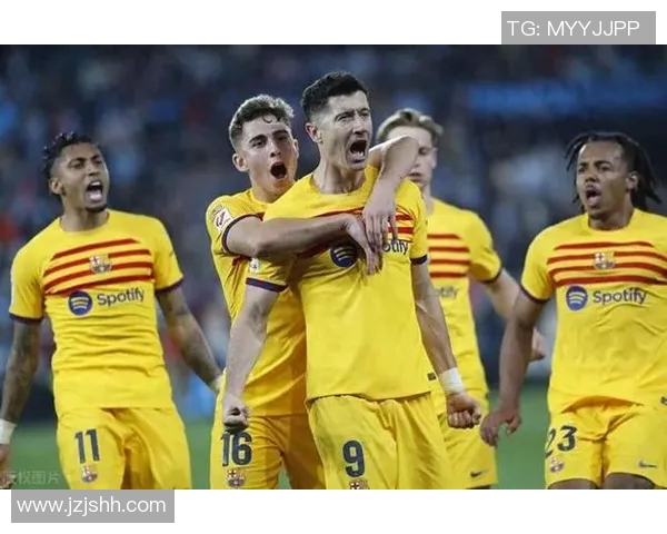 莱万欧冠火力全开10场12球领跑射手榜金靴在望