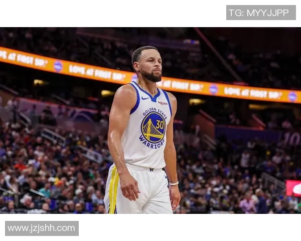 库里领衔勇士队对决开拓者展现精彩对抗与战术博弈