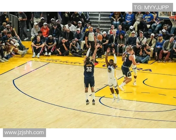 勇士与步行者场上冲突引发激烈斗殴赛场气氛瞬间紧张升级 勇士与步行者场上冲突引发激烈斗殴赛场气氛瞬间紧张升级